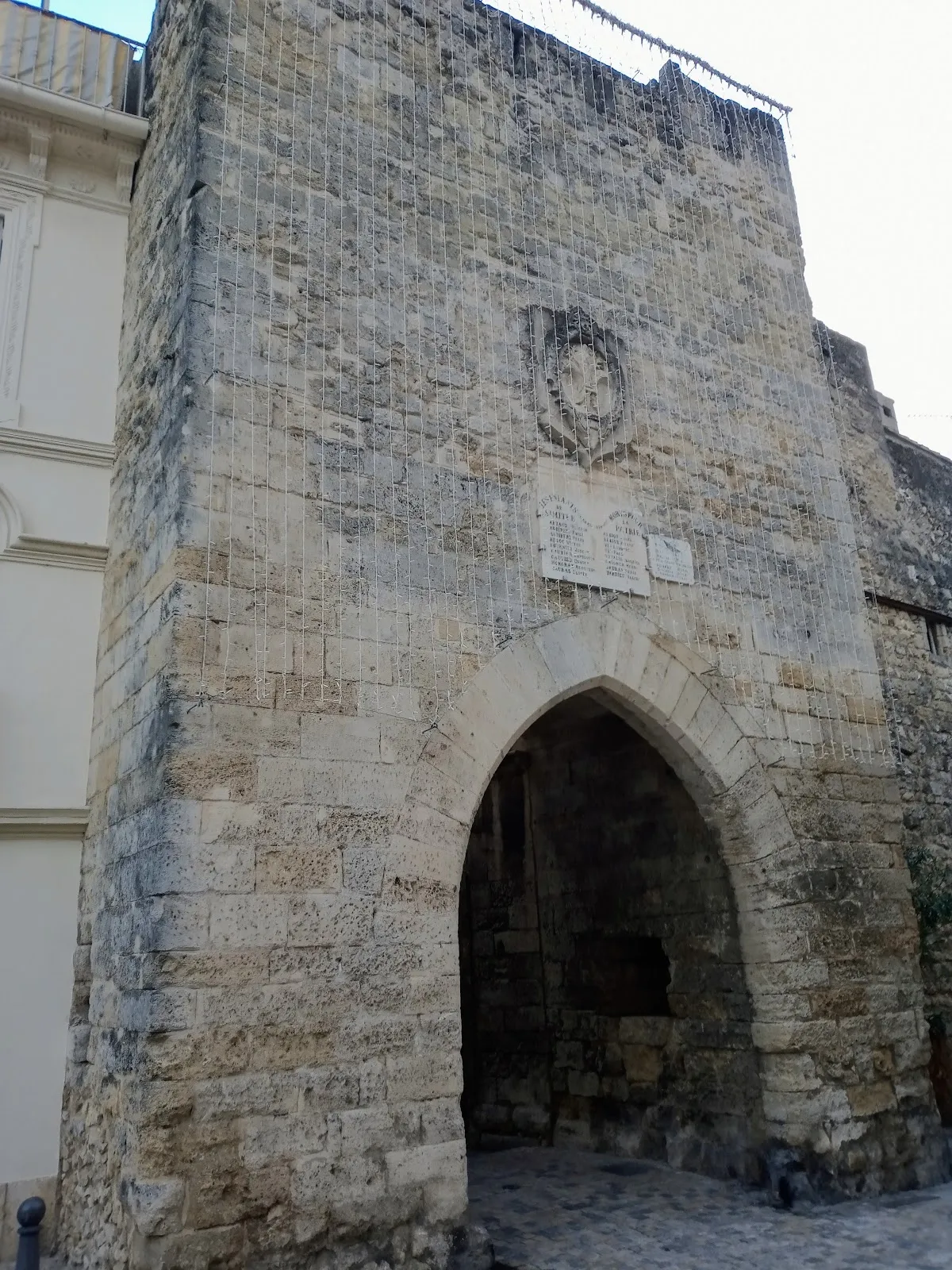 Saint-Mitre-les-Remparts